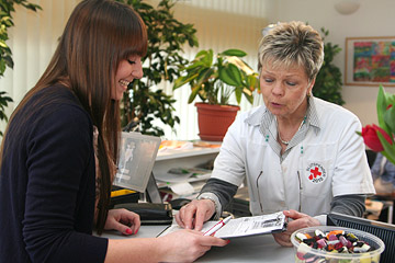 Foto: junge Frau bei Anmeldung zur Blutspende