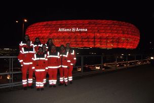 9 Rotkreuzler vor der Allianz Arena München
